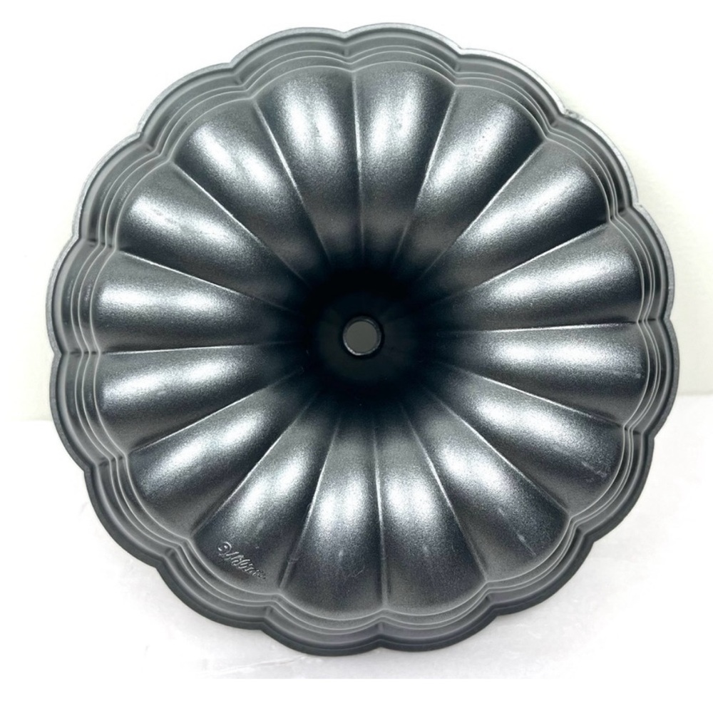 RARE Wilton Y2K Belle Bundt Cake Pan